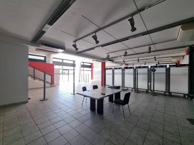 Locale Commerciale in affitto a Ronco, Cernusco Sul Naviglio