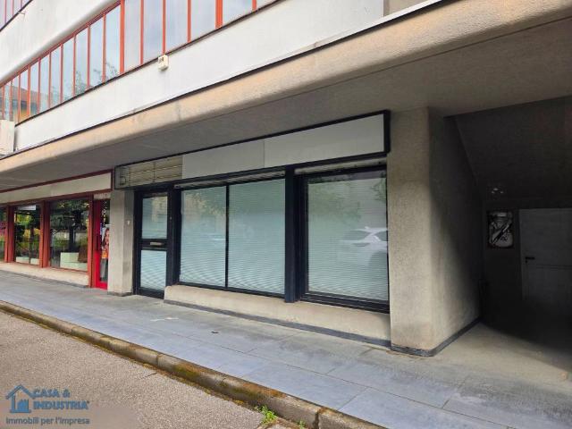 Locale Commerciale in affitto a Cernusco Sul Naviglio, Lombardia