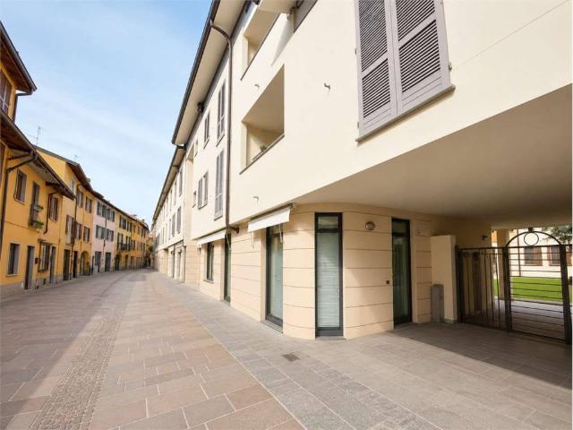 Locale Commerciale in affitto a Cernusco Sul Naviglio, Lombardia