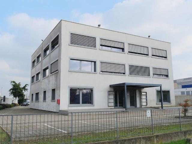Locale Commerciale in affitto a Cernusco Sul Naviglio, Lombardia
