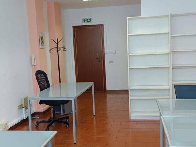Locale Commerciale in affitto a Tre Torri, Cernusco Sul Naviglio