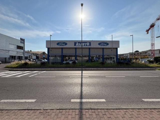 Locale Commerciale in affitto a Cernusco Sul Naviglio, Lombardia