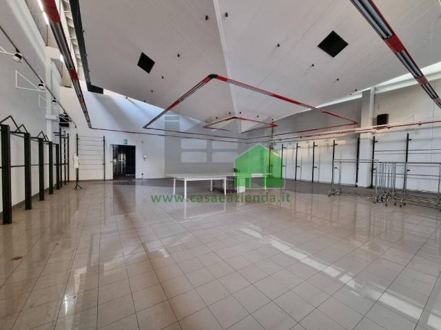 Locale Commerciale in affitto a Cernusco Sul Naviglio, Lombardia