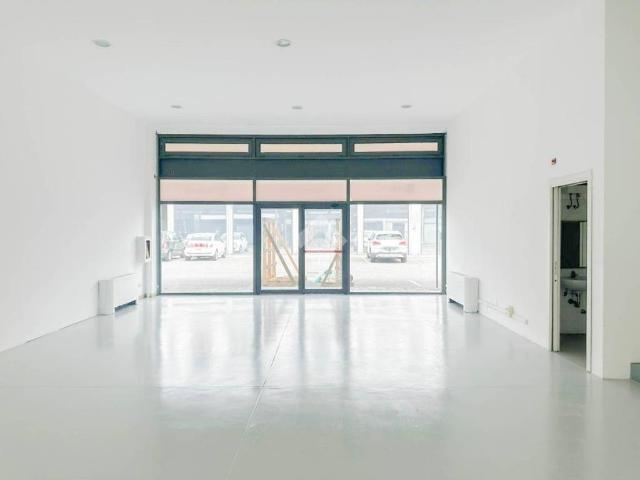 Locale Commerciale in affitto a Cernusco Sul Naviglio, Lombardia