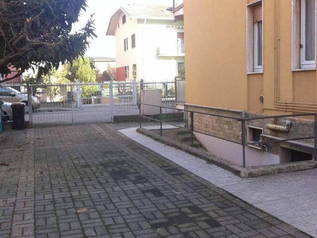 Locale Commerciale in affitto a Cernusco Sul Naviglio, Lombardia