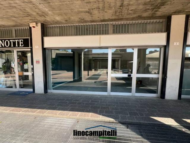 Locale Commerciale in affitto a Tre Torri, Cernusco Sul Naviglio