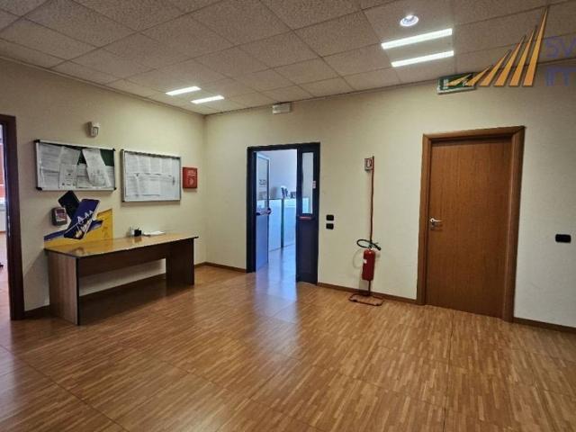 Locale Commerciale in affitto a Ronco, Cernusco Sul Naviglio
