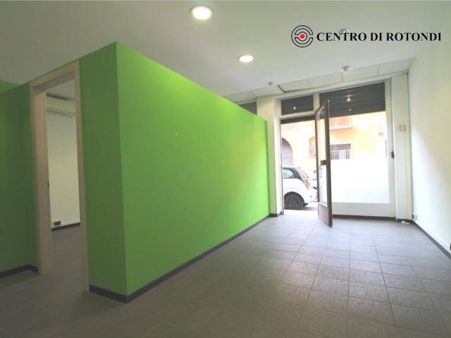 Locale Commerciale in affitto a Cerro Maggiore, Lombardia