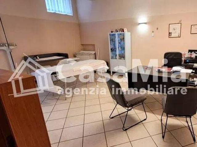 Locale Commerciale in affitto a Cerro Maggiore, Lombardia