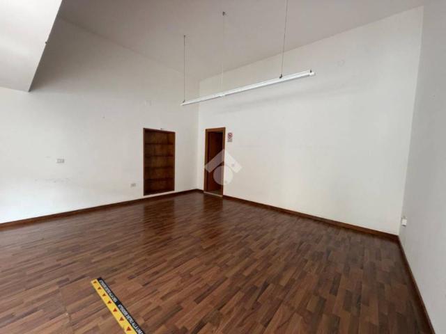 Locale Commerciale in affitto a Cervinara, Campania