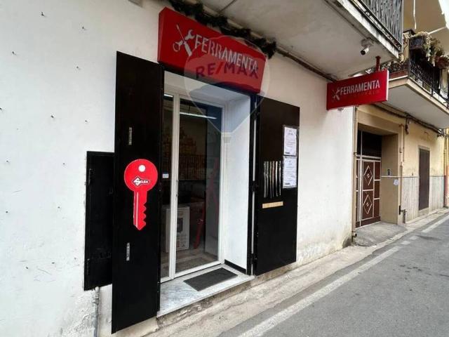 Locale Commerciale in affitto a Cesa, Campania