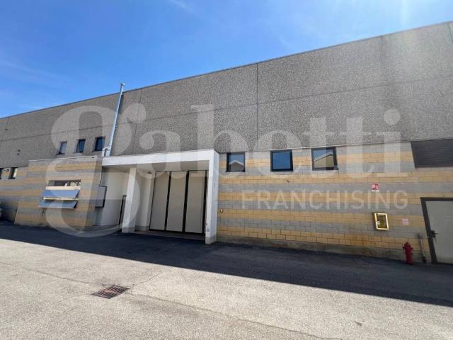 Locale Commerciale in affitto a Cesano Maderno, Lombardia