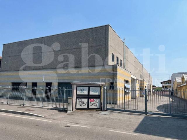 Locale Commerciale in affitto a Cesano Maderno, Lombardia