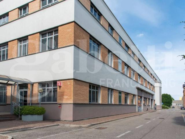 Locale Commerciale in affitto a Cesano Maderno, Lombardia