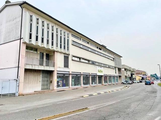 Locale Commerciale in affitto a Cesano Maderno, Lombardia