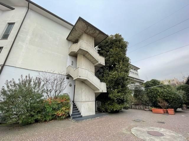 Locale Commerciale in affitto a Cesano Maderno, Lombardia