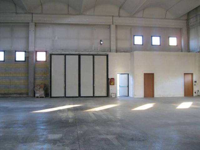 Locale Commerciale in affitto a Cesano Maderno, Lombardia