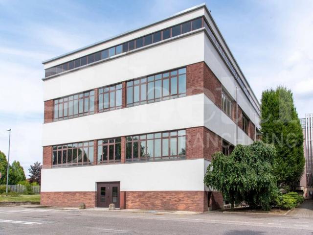 Locale Commerciale in affitto a Cesano Maderno, Lombardia