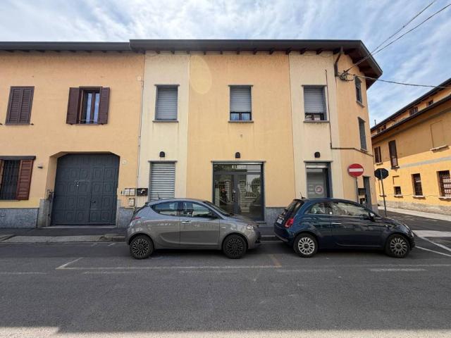 Locale Commerciale in affitto a Cesano Maderno, Lombardia