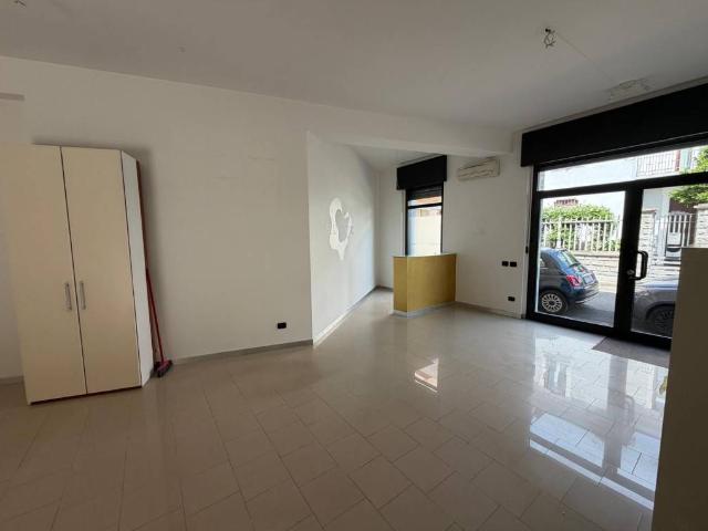 Locale Commerciale in affitto a Cesano Maderno, Lombardia