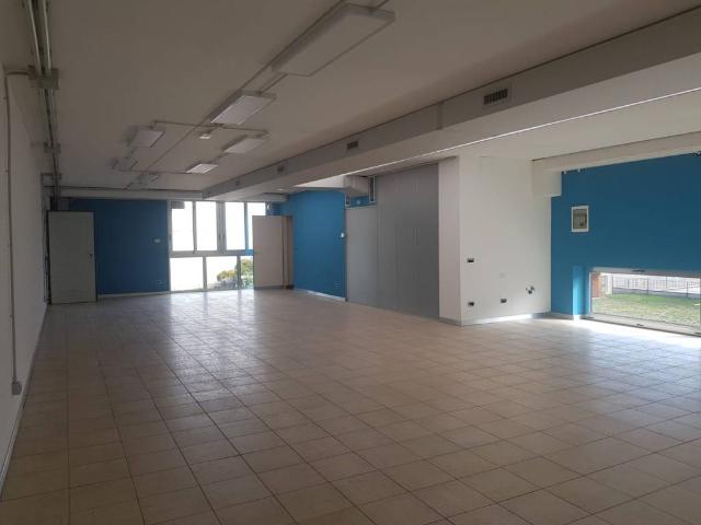 Locale Commerciale in affitto a Cesano Maderno, Lombardia