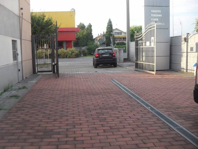 Locale Commerciale in affitto a Cesano Maderno, Lombardia