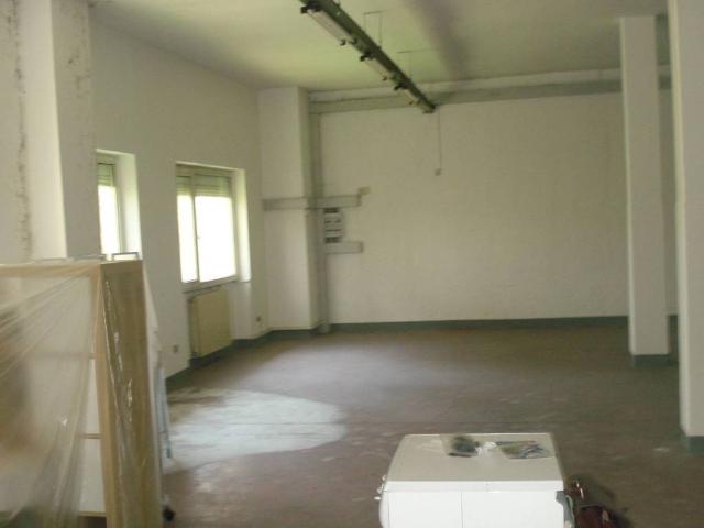 Locale Commerciale in affitto a Solaro, Lombardia