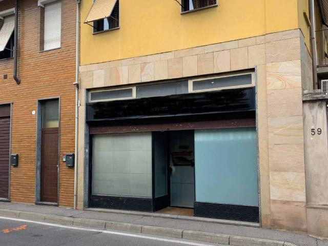 Locale Commerciale in affitto a Cesate, Villaggio Ina Casa