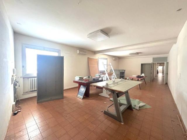 Locale Commerciale in affitto a Unione dei comuni Valle del Savio, Cesenà