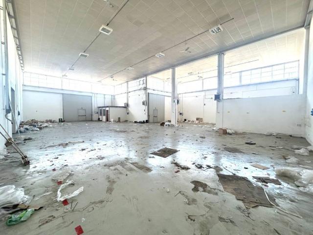 Locale Commerciale in affitto a Unione dei comuni Valle del Savio, Cesenà