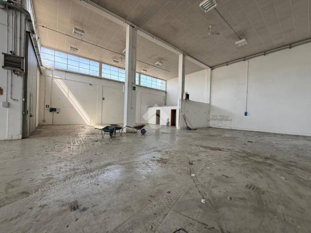 Locale Commerciale in affitto a Unione dei comuni Valle del Savio, Cesenà