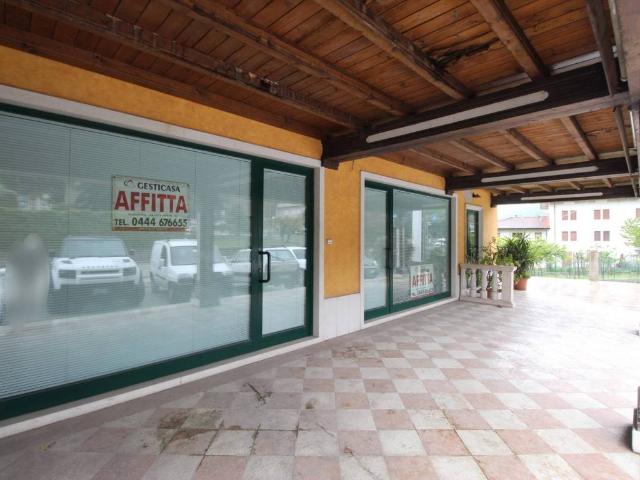 Locale Commerciale in affitto a Chiampo, Veneto