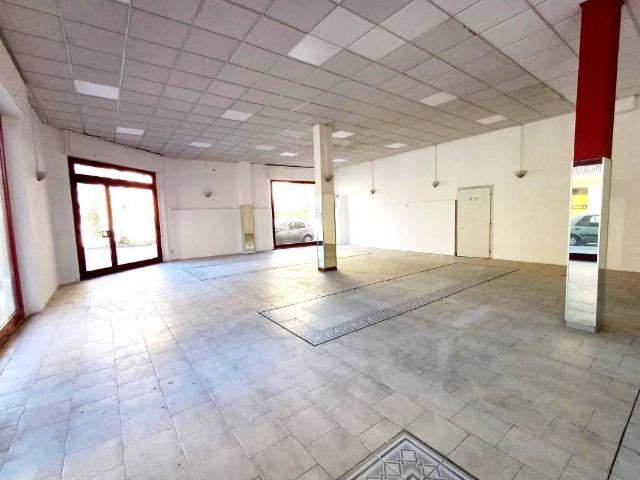 Locale Commerciale in affitto a Marche, Ancona