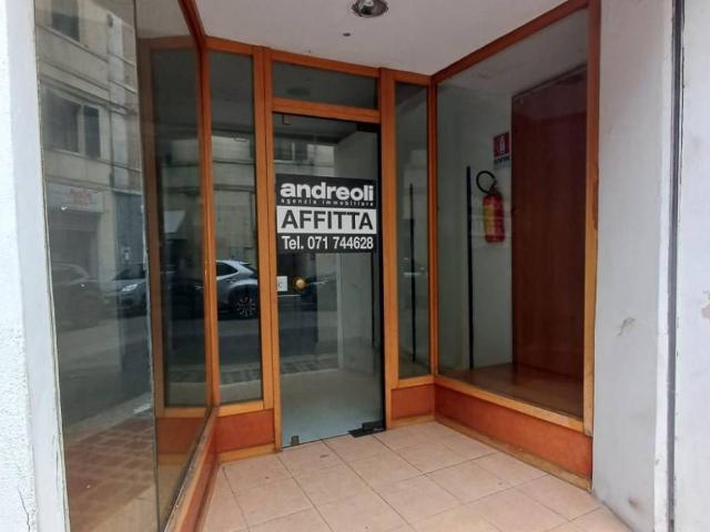 Locale Commerciale in affitto a Marche, Ancona