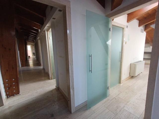Locale Commerciale in affitto a Marche, Ancona