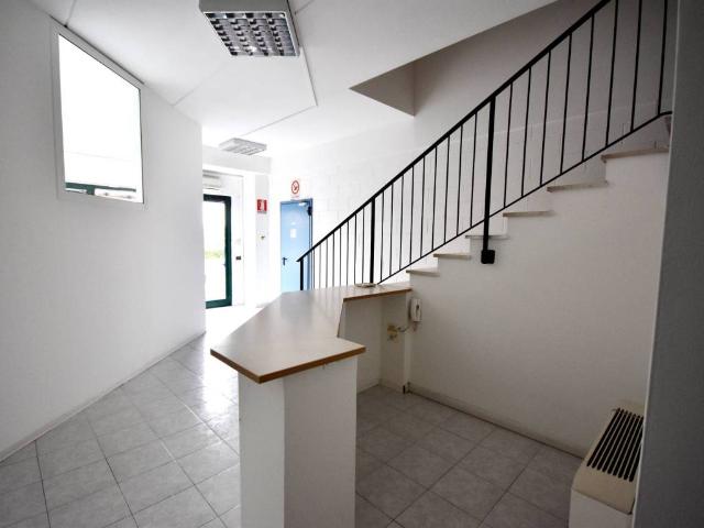 Locale Commerciale in affitto a Marche, Ancona