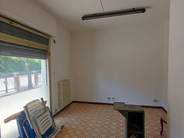 Locale Commerciale in affitto a Marche, Ancona