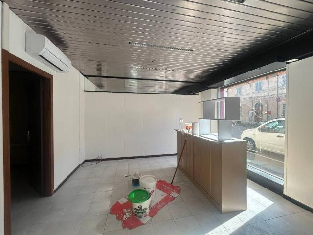 Locale Commerciale in affitto a Marche, Ancona