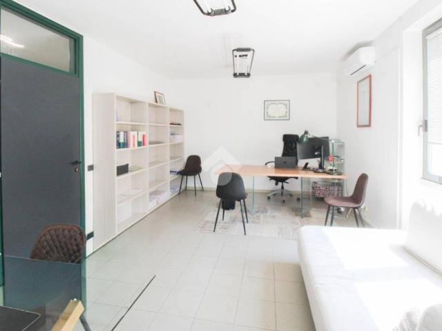 Locale Commerciale in affitto a Chiari, Lombardia