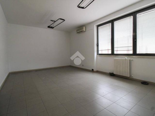 Locale Commerciale in affitto a Chiari, Lombardia