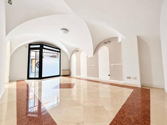 Locale Commerciale in affitto a Chiari, Brescia