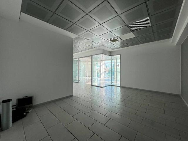 Locale Commerciale in affitto a Fornaci, Chiari
