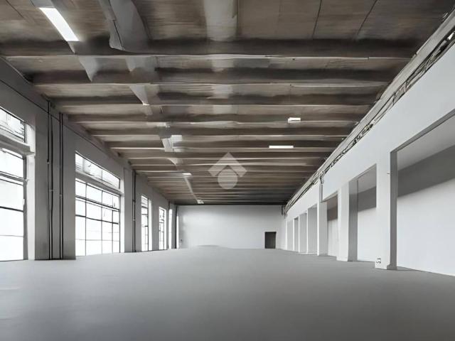 Locale Commerciale in affitto a Chiari, Lombardia
