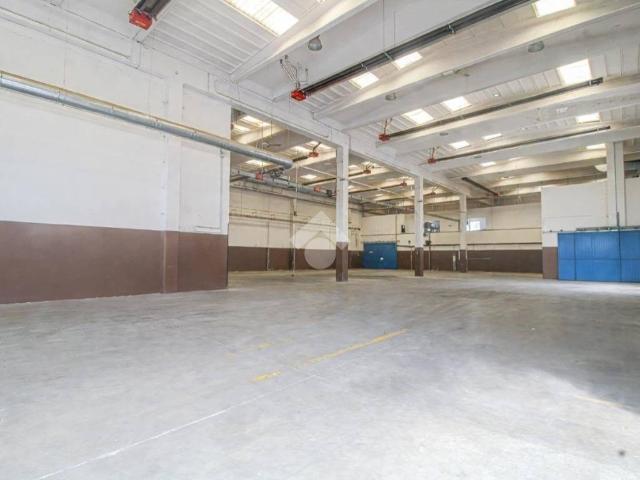 Locale Commerciale in affitto a Chiari, Brescia