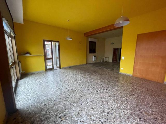 Locale Commerciale in affitto a Chiari, Lombardia
