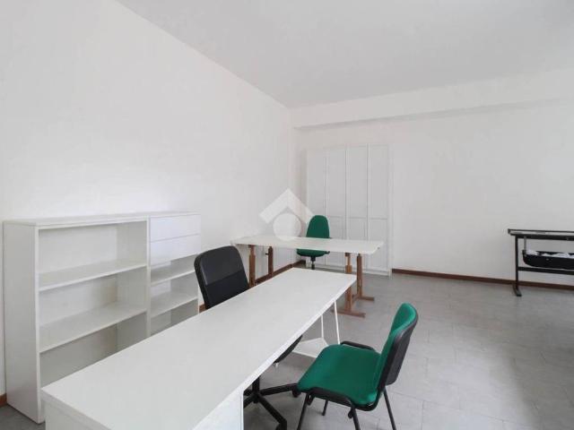 Locale Commerciale in affitto a Chiari, Lombardia