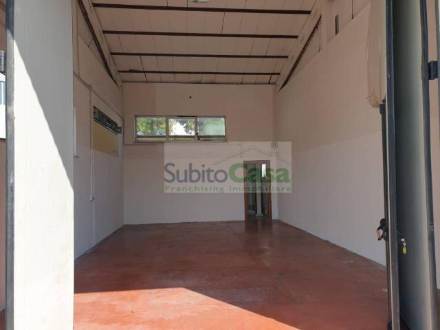 Locale Commerciale in affitto a Chieti Scalo, Chieti