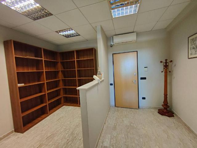 Locale Commerciale in affitto a Chieti Scalo, Chieti