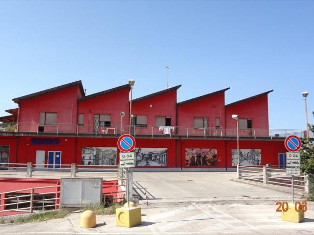 Locale Commerciale in affitto a Pietragrossa, Chieti