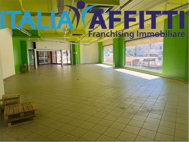 Locale Commerciale in affitto a Chieti Scalo, Chieti